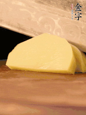 土豆去皮切丁。水開后，放入鍋中煮2-3分鐘，撈出瀝干水分。