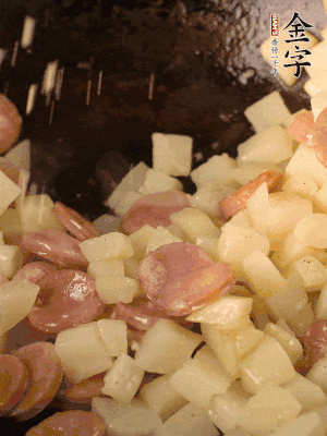 再放烤腸片煎熟。撒點(diǎn)鹽、孜然粉、辣椒面。