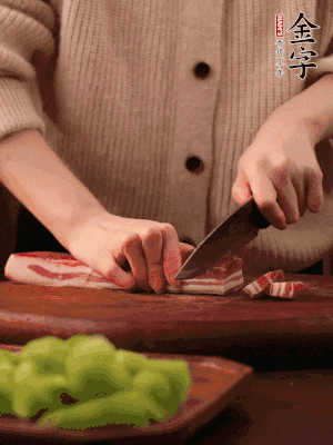 金字淡咸肉切片，冷水入鍋，加姜片、料酒略焯水。同步，五花肉切塊焯水。
