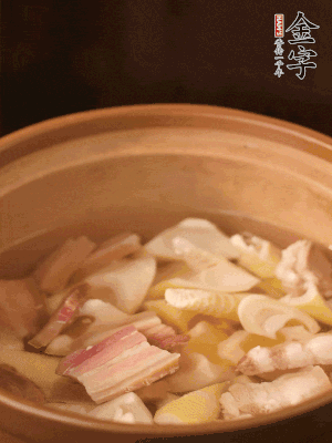 春筍、咸肉、咸肉一起入砂鍋，加姜片、料酒、清水大火煮沸到湯色變白。轉(zhuǎn)小火慢篤半小時(shí)。