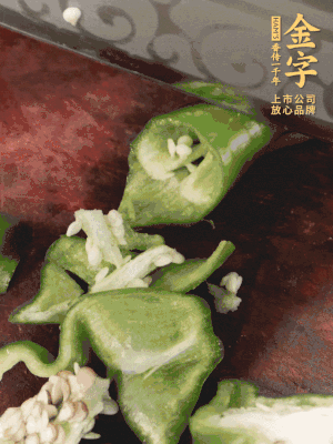 辣椒洗凈斜切成段，蒜切片。