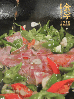 再下蒸炒火腿煸炒，加少許白糖提鮮。