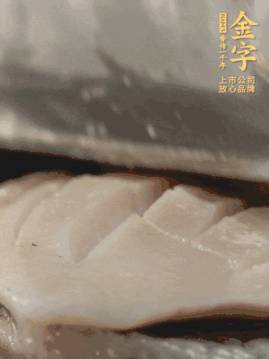 鮑魚用勺子撬出來(lái)，去掉內(nèi)臟和牙齒，加面粉、白醋、鹽、啤酒抓一下，清水洗凈，切花刀。