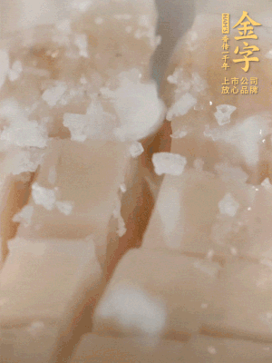 鮑魚中加點(diǎn)鹽、蠔油抓拌一下。