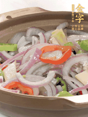 砂鍋底鋪上香菜，放上料頭，再放上焯過(guò)水的鮑魚殼。