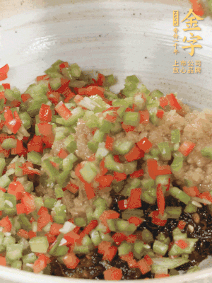 XO醬、蒜蓉醬、青紅椒粒攪拌成醬料。
