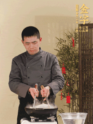 整只土雞冷水下鍋，加蔥姜、料酒焯水，撈出后用溫水清洗干凈。
