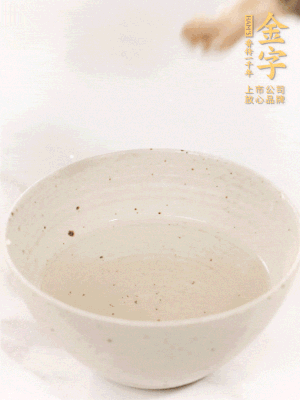 羊肚菌流水洗凈2遍后，溫水泡發(fā)15-20分鐘。