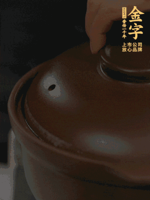 雞、火腿、姜片一起放入砂鍋中，大火轉(zhuǎn)小火燉2小時(shí)。