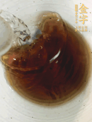黃酒中加清水、蒸魚豉油、白砂糖混合均勻。