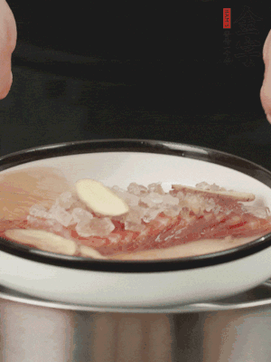 置于盤中，加冰糖100g、黃酒100g、水200g，上鍋蒸20分鐘。