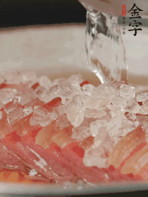 依舊放上冰糖100g、黃酒100g、水200g，鍋中再蒸15分鐘。