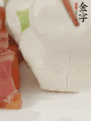 生菜切段，放入荷葉夾。
