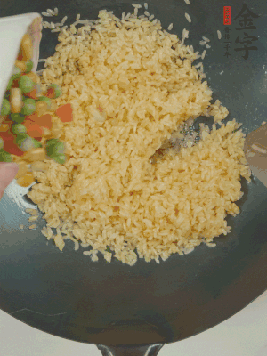 下豌豆粒、胡蘿卜粒、玉米粒。（買現(xiàn)成冷凍的雜菜即可，非常方便）