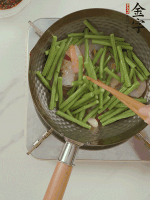 下掰好的缸豆段翻炒，略燜煮。