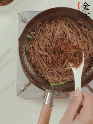 下蕎麥面，淋上少許醬油，加2勺金字火腿大師醬略翻炒即可。