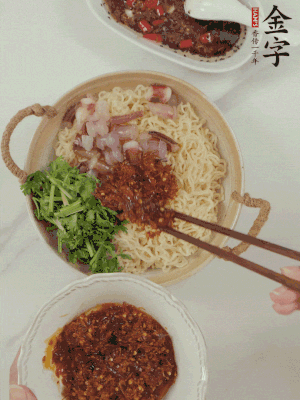 在面上鋪魷魚、香菜、金字火腿大師醬。
