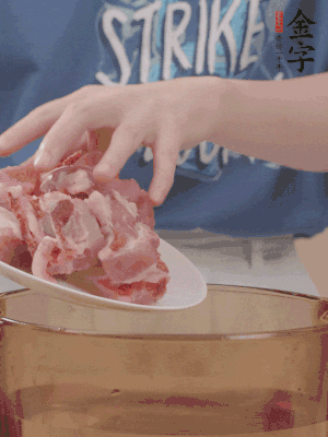 排骨剁小塊，加姜片、料酒沸水下鍋焯水。