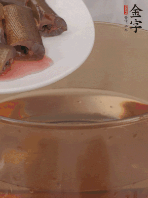 處理干凈的黃鱔段，加姜片、料酒沸水下鍋焯水。撈出用涼水沖洗干凈。