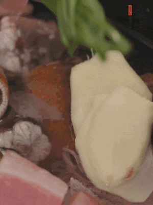 加姜片、蔥結、料酒。