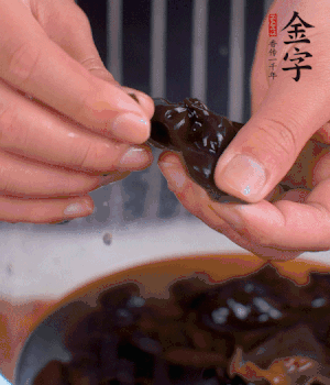 木耳冷水泡發(fā)，處理成小塊。（如果是小木耳就不用切了）