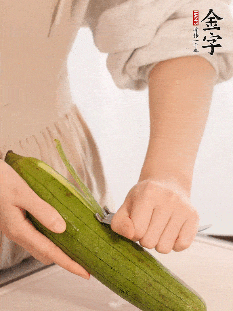 絲瓜去皮切滾刀塊用鹽殺一下水分洗凈。