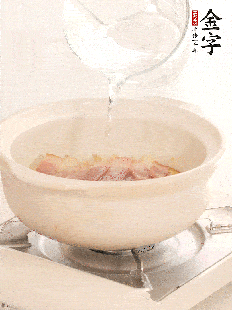 放入火腿片，加開水，再加入豆腐