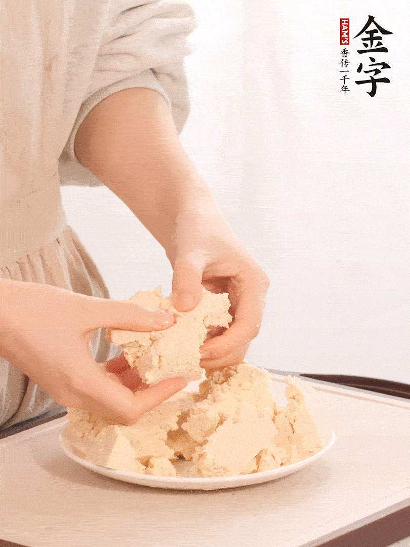 老豆腐用手掰成塊。