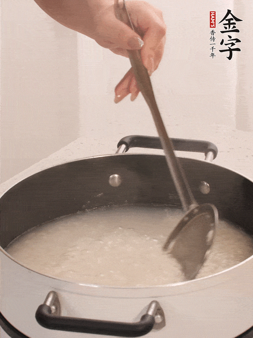 香菇、土豆、胡蘿卜、金字土香腸切小塊。