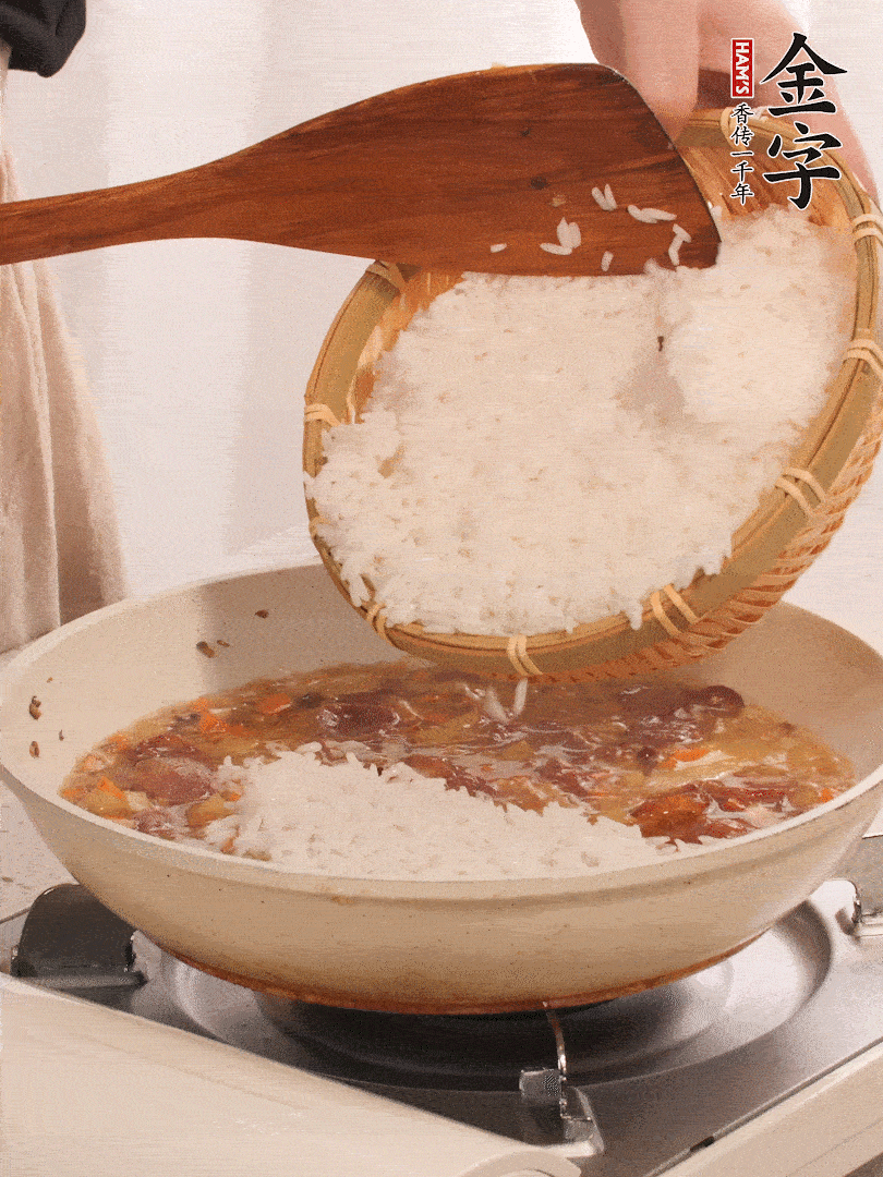 熱鍋燒油，香腸煸出油，加姜片去腥，加土豆、胡蘿卜、香菇翻炒到半熟，隨后加豆角、2小勺鹽、1大勺生抽，煸炒均勻。