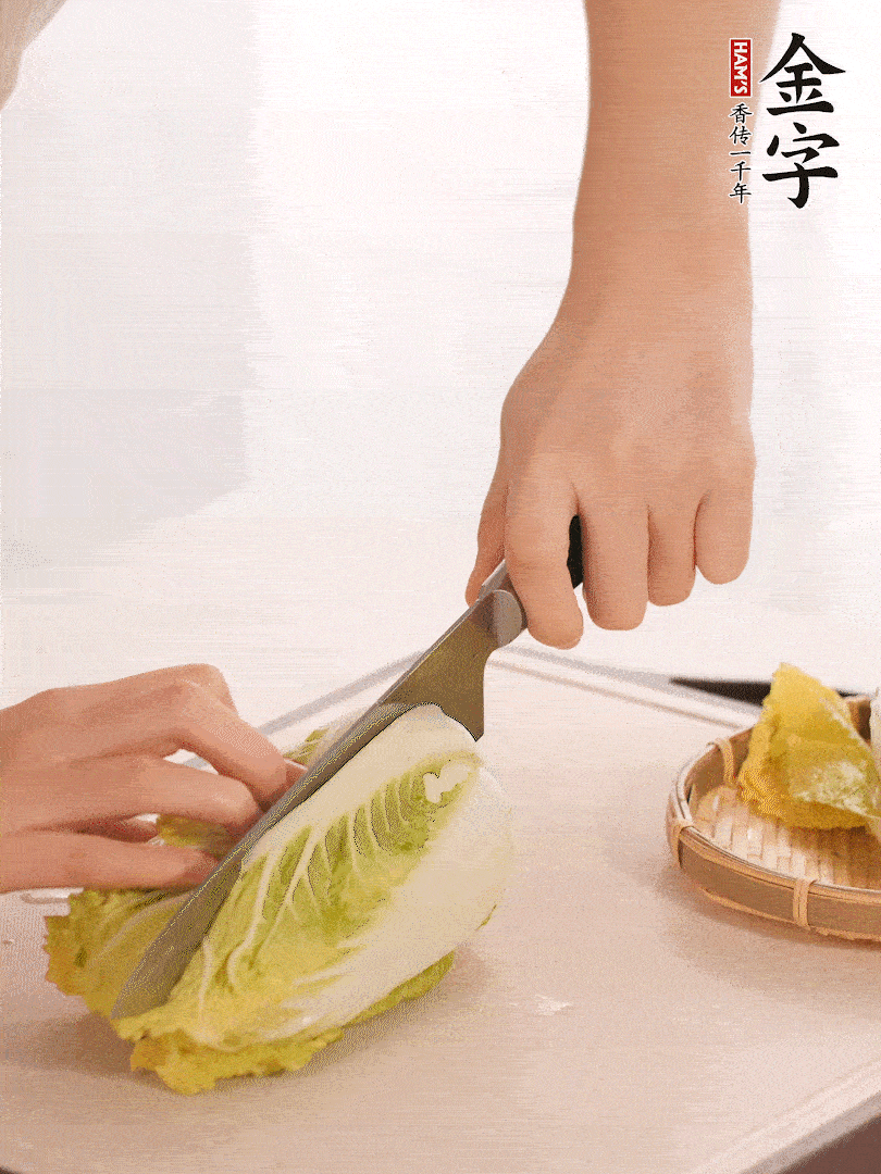 生姜切末，白菜改刀成成塊。