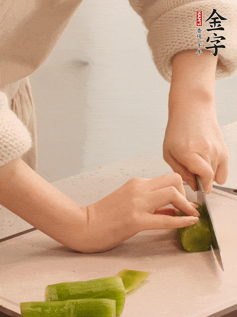 萵筍和白蘿卜用擦絲器擦成細(xì)絲。