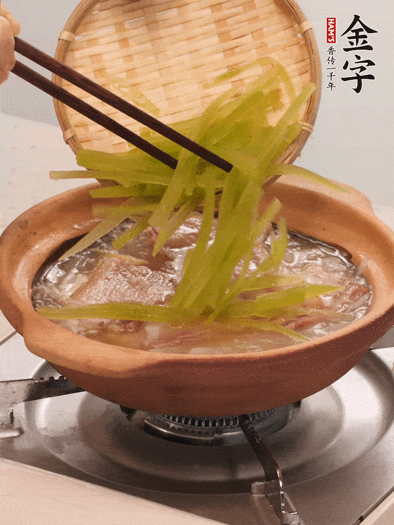 放入白蘿卜絲繼續(xù)炒軟炒至透明狀。