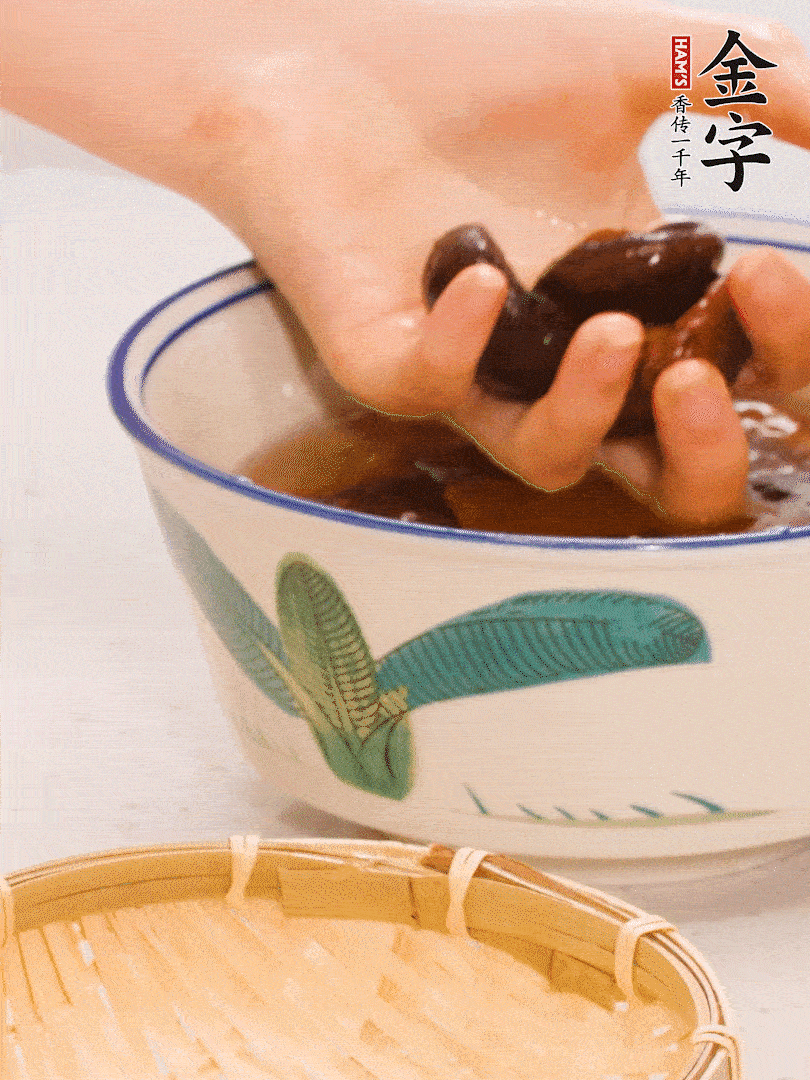干香菇提前泡發(fā)切片，泡香菇水留著備用。