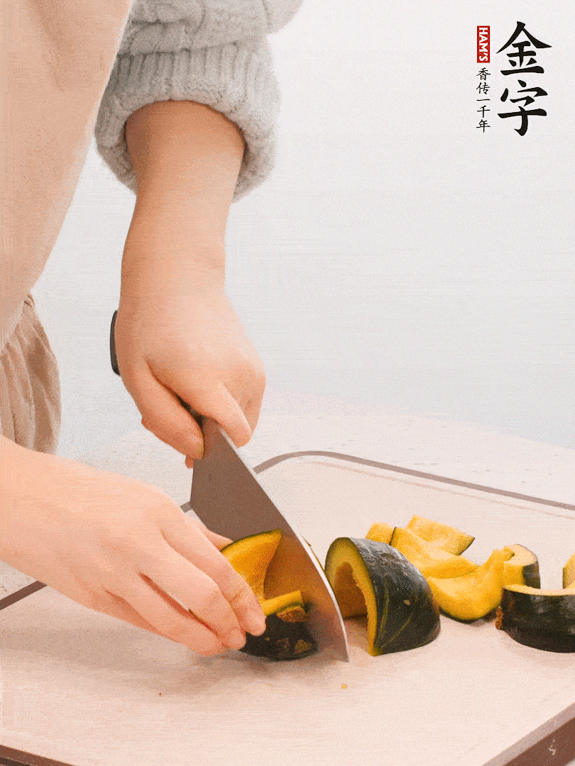貝貝南瓜切小塊，生姜切成姜絲。