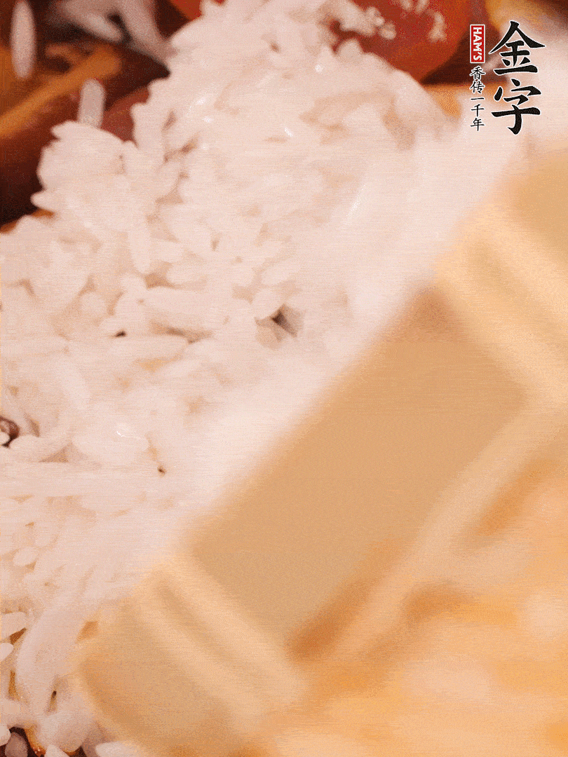 接著倒入提前浸泡的大米，加生抽、食鹽、白胡椒粉，一起翻炒均勻。