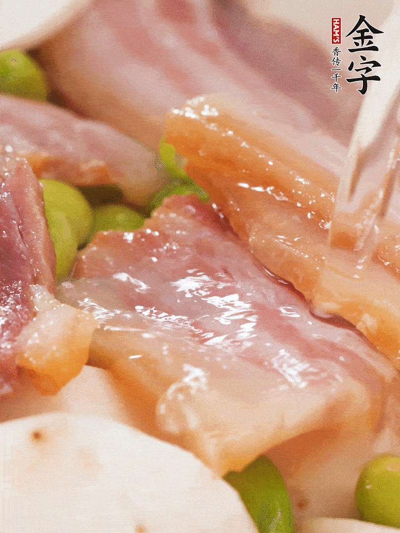 倒入芋艿、熟毛豆，翻炒均勻，加1小碗水煮開