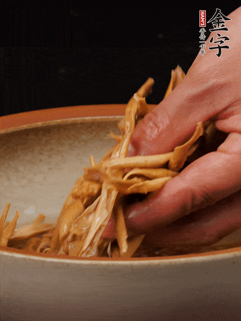 農(nóng)家土筍尖提前泡軟，用刀劃成細(xì)絲，這樣會(huì)更加入味。