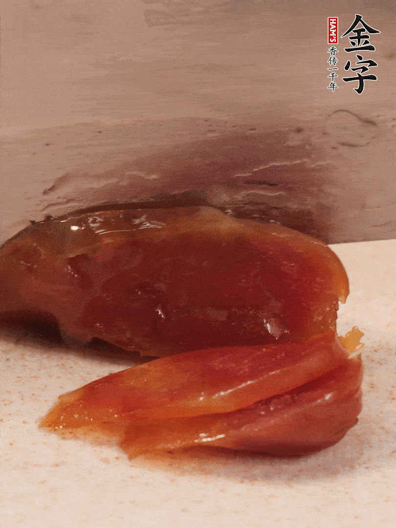 臘腸煮熟后，切薄片