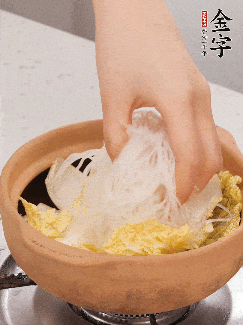 放入提前泡軟的粉絲，蓋上蒜蓉醬汁