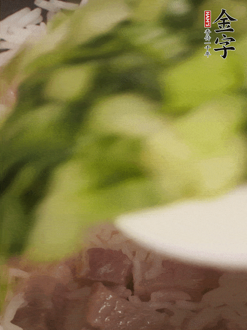 將燜煮好的米飯，倒入炒熟的蔬菜中，翻炒均勻鍆繼續(xù)燜煮5分鐘