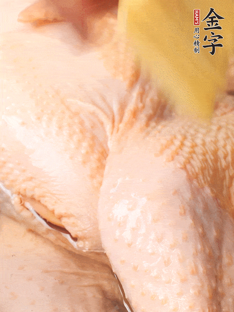 老母雞去頭去尾，斬去雞爪。冷水入鍋，加料酒、蔥姜焯水，煮出浮沫后撈出，用清水洗凈