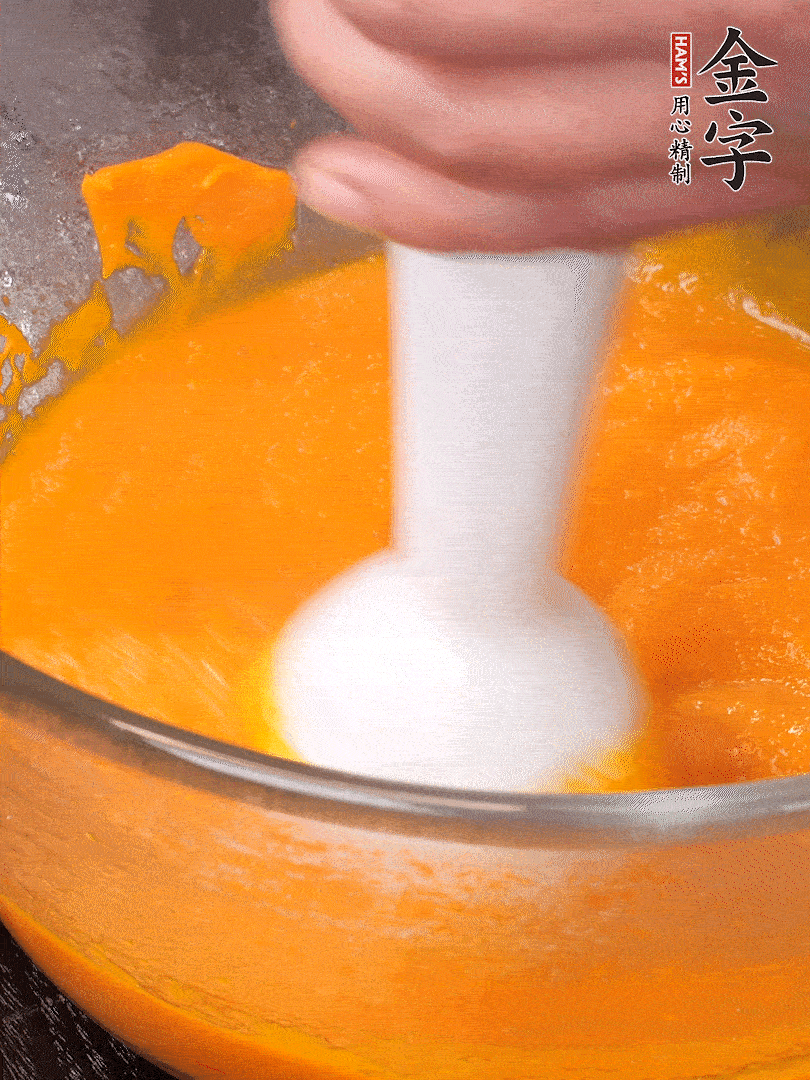 300g南瓜，去皮去瓤切滾刀塊，大火蒸8分鐘，料理機(jī)打成泥，篩網(wǎng)過篩成泥