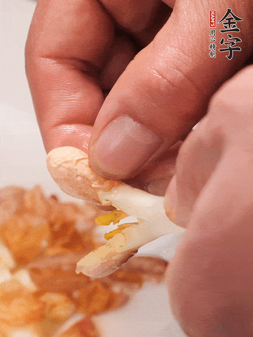 花生芽切段。開(kāi)水焯水1分鐘，去掉頂部的花生皮
