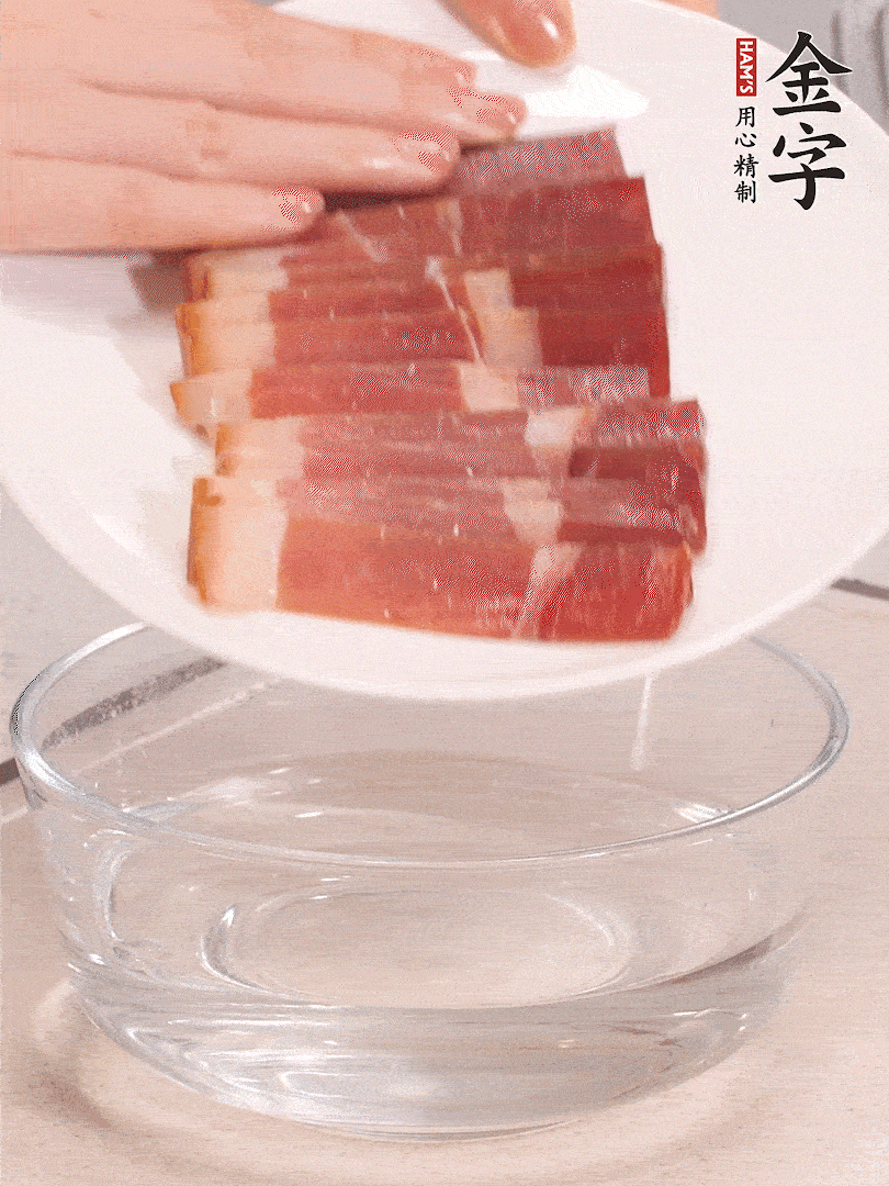 鴨腿冷水下鍋，加姜片、料酒焯水