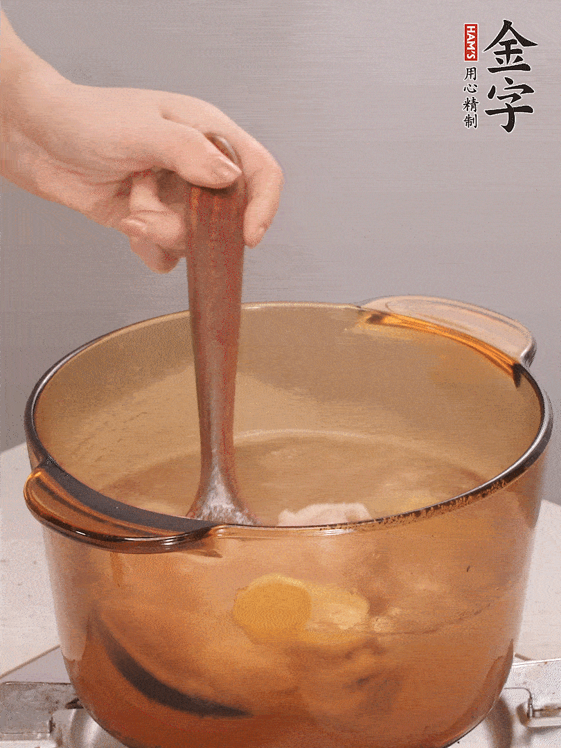 鴨肉、白果、火腿、生姜一起放入砂鍋，清水沒過食材，大火燉煮1小時