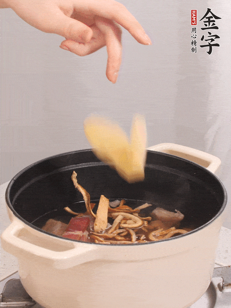 加入青、紅蘿卜再煲20小時(shí)。