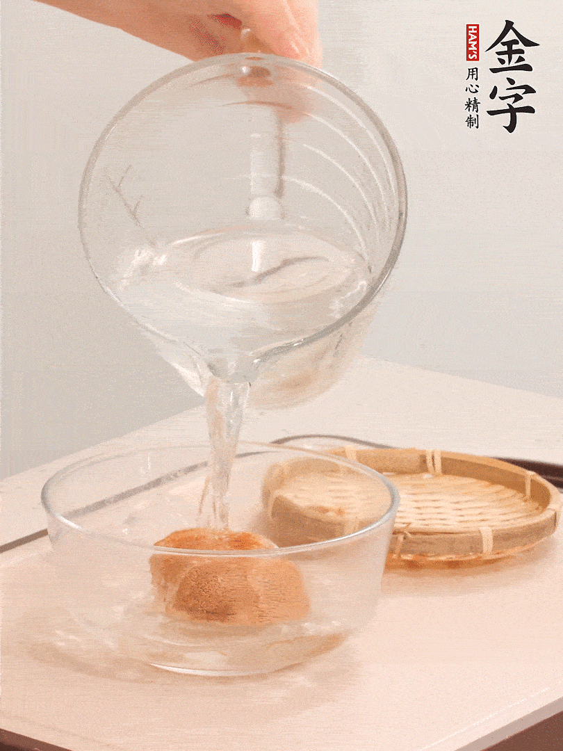 猴頭菇至少泡發(fā)半小時，將浸泡后的黃水?dāng)D干；