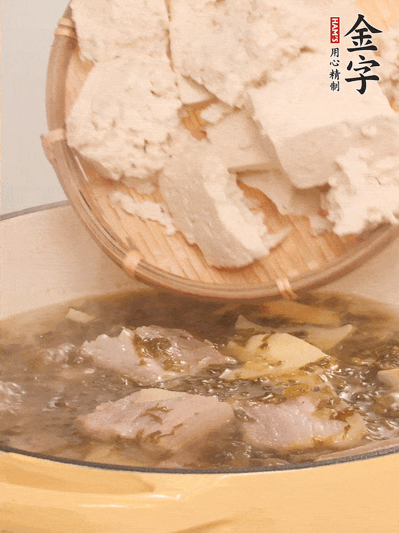 往鍋里加入一倍的水，加豆腐