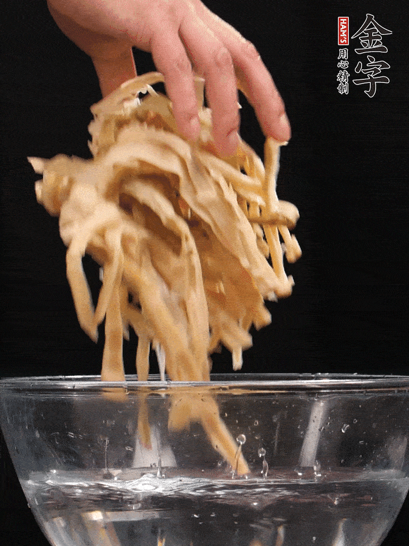 天目山筍干1把，清洗表面鹽分，用手撕成長(zhǎng)條
